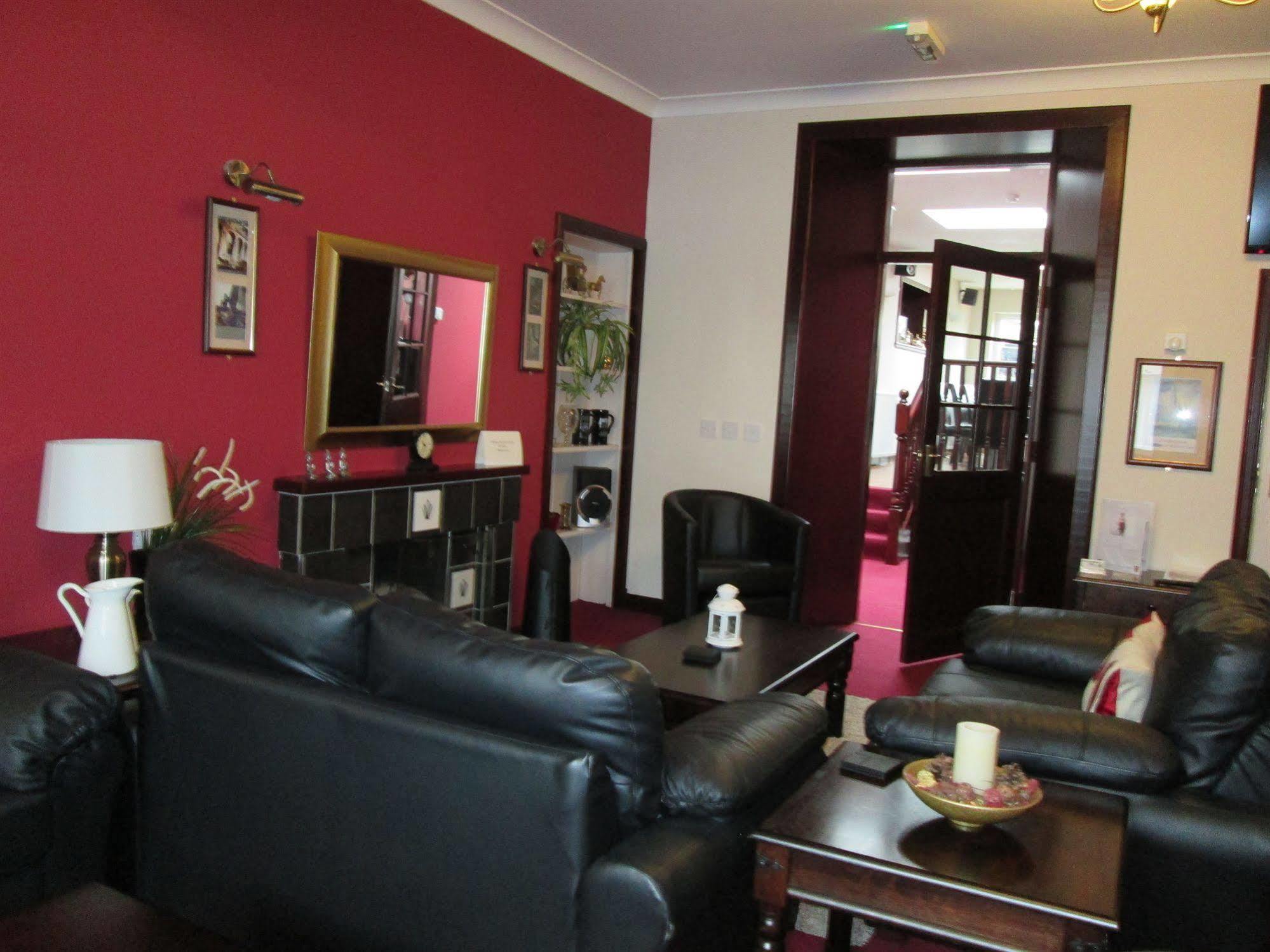 The Robertson Arms Hotel 3*